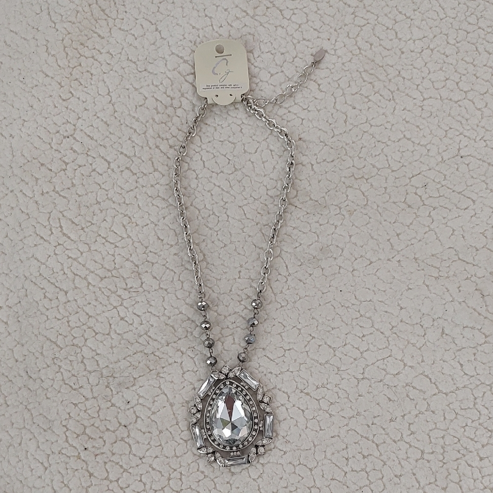 Elegant fashion necklace with Crystal Pendant